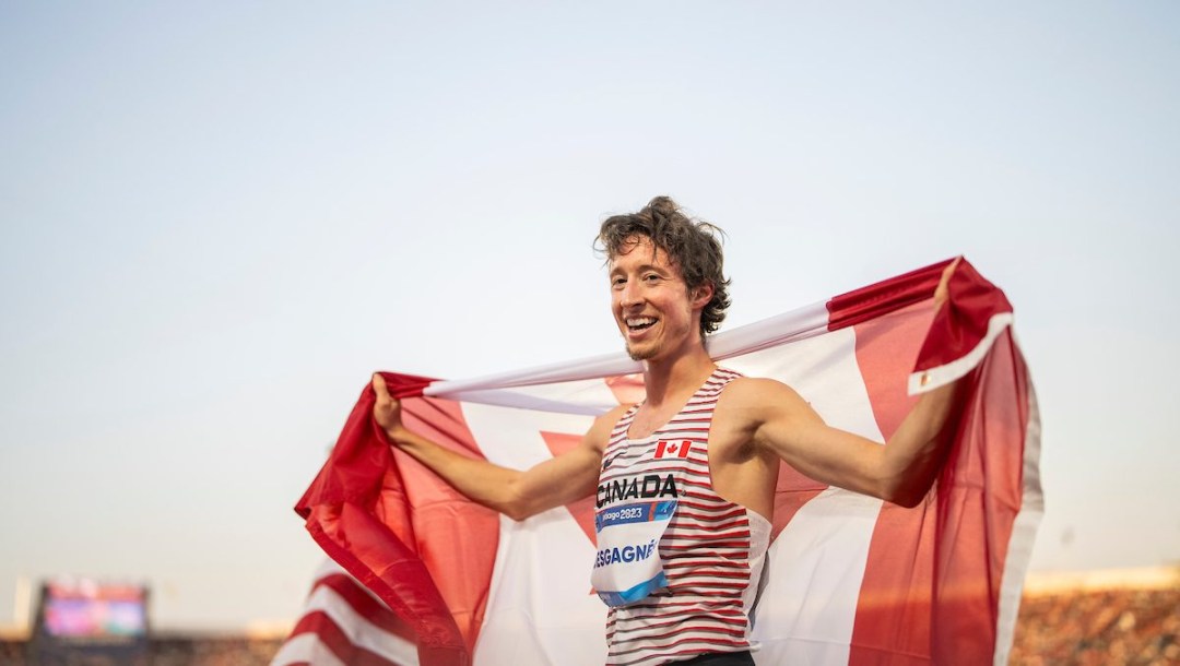 Jean-Simon Desgagnés tient le drapeau canadien.