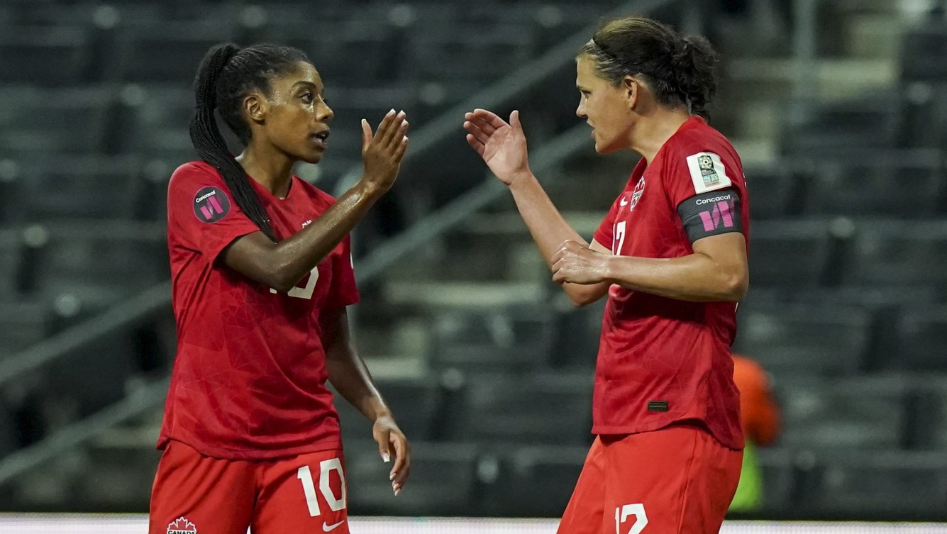 Christine Sinclair, à gauche, est félicitée par sa coéquipière Ashley Lawrence.