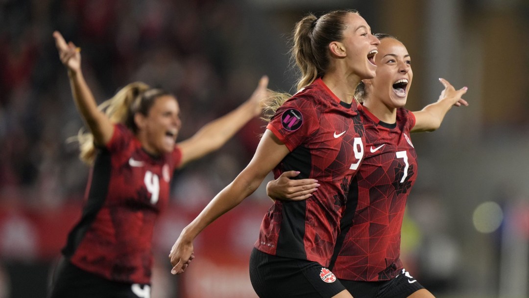 Des joueuses de soccer canadiennes célèbrent sur le terrain.