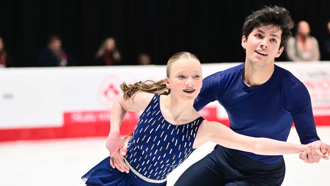 Ava Kemp et Yohnatan Elizarov performant un programme sur la glace.