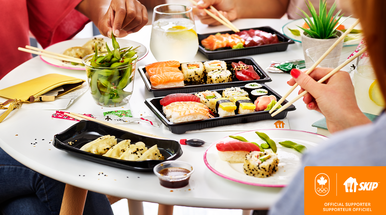 Sushi extendido sobre una mesa.