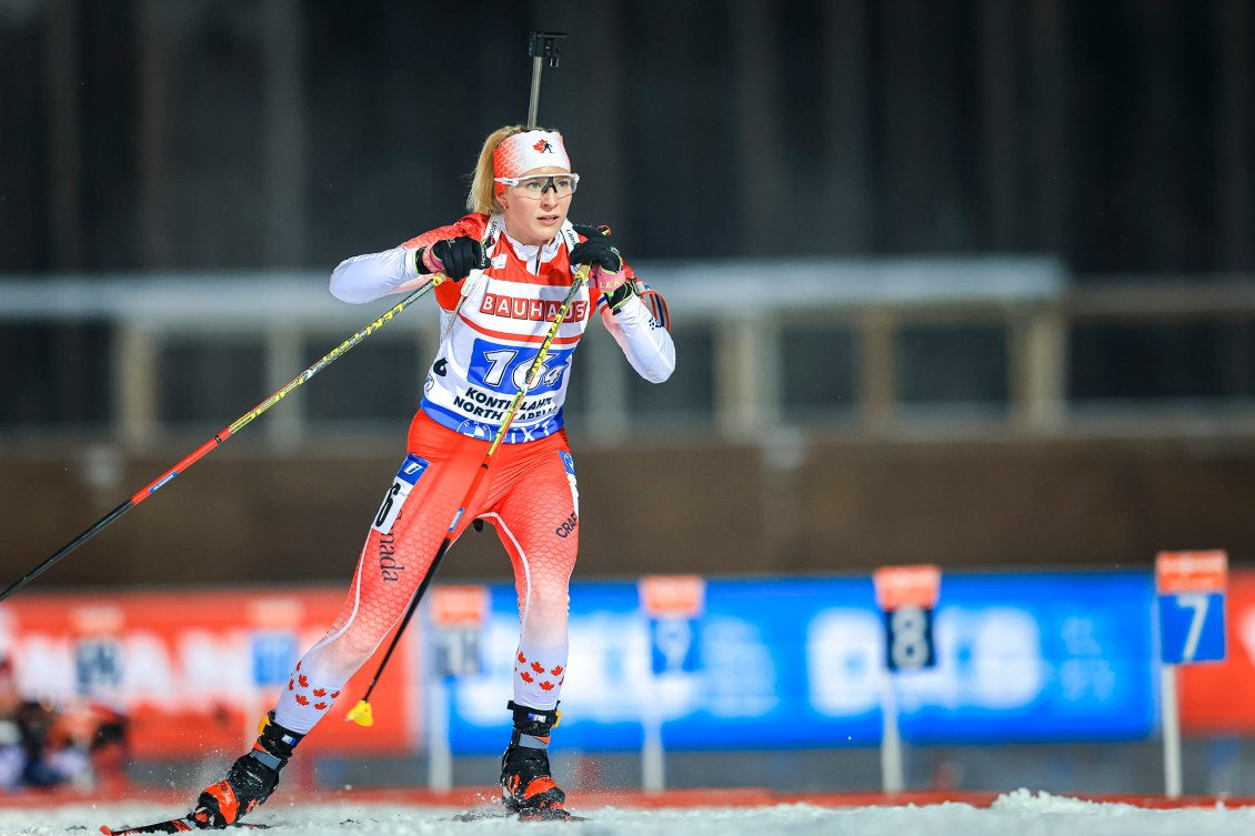 Jenna Sherrington en ski de fond pendant une épreuve de biathlon.