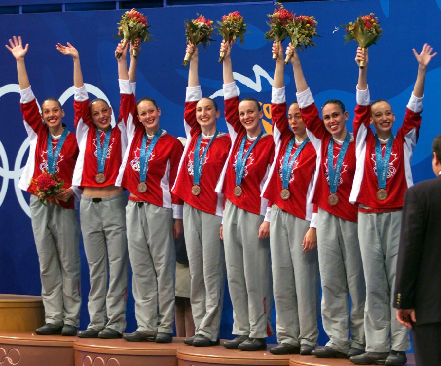 Claire Carver (deuxième à droite) et son équipe sur le podium olympique.