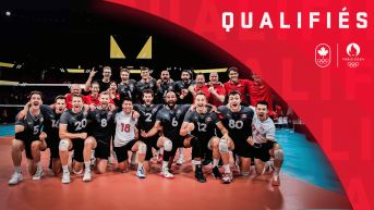 Montage d'une photo de l'équipe canadienne masculine de volleyball avec un traitement graphique indiquant QUALIFIÉS