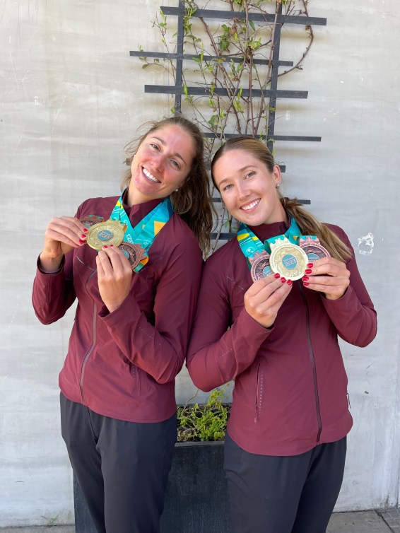 Alizée Brien et Shaye De Paiva avec leurs médailles. 