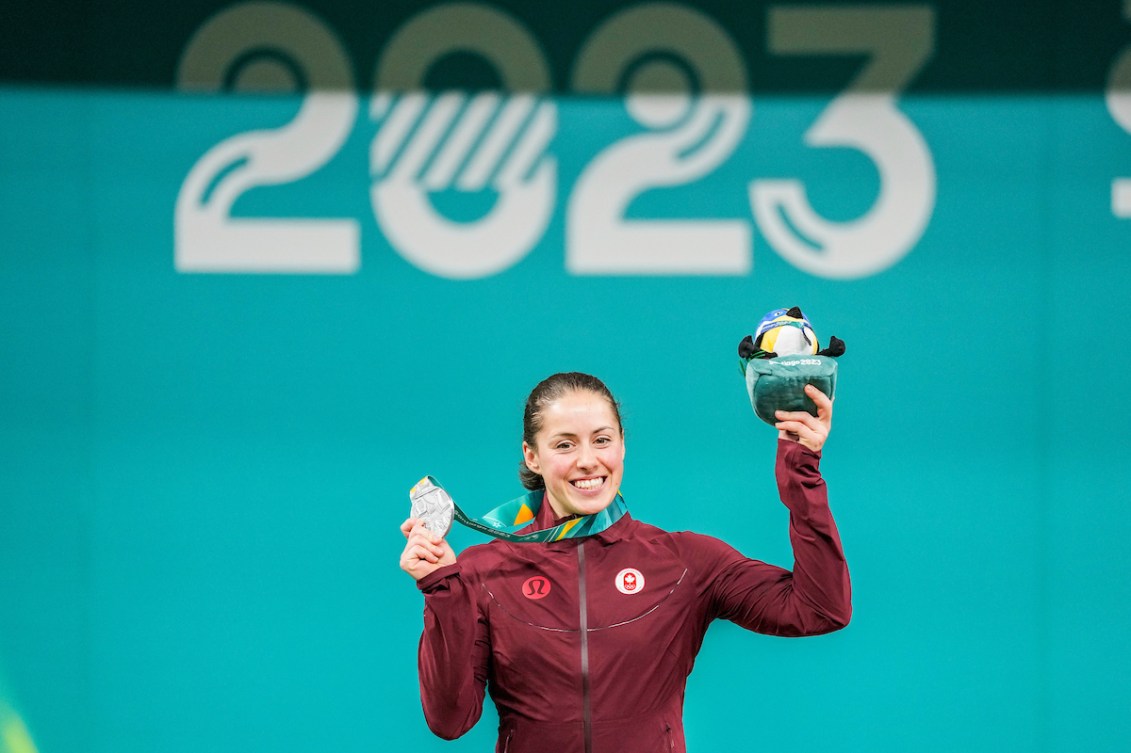 Maude Charron avec une médaille d'argent dans une main et une peluche dans l'autre.