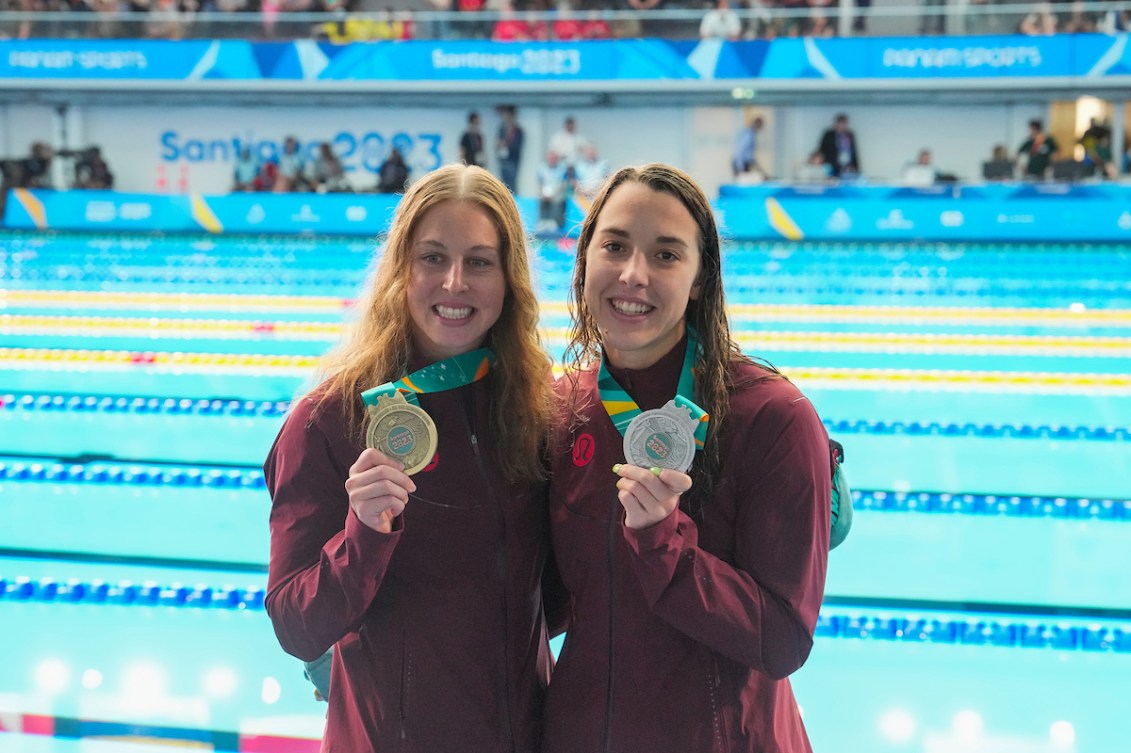 Sydney Pickrem, à gauche, et Mary-Sophie Harvey posent avec leur médaille. 