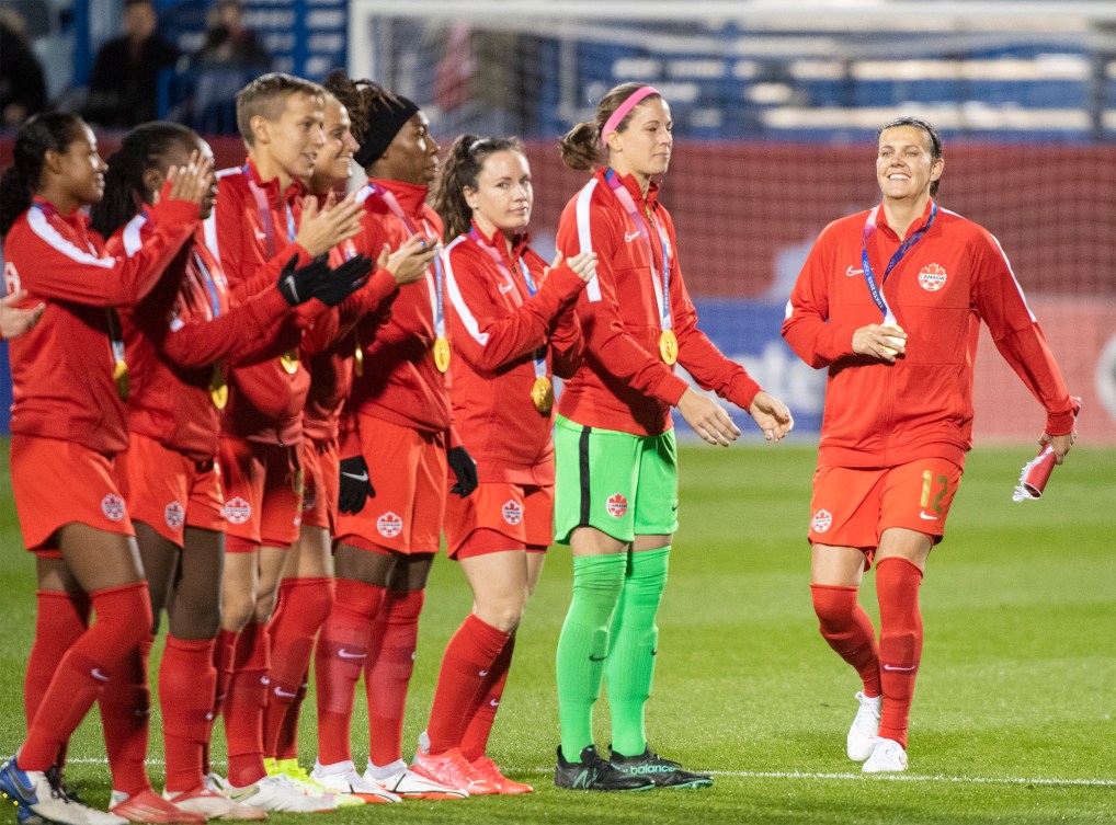 Christine Sinclair, du Canada, à droite, marche sur le terrain.