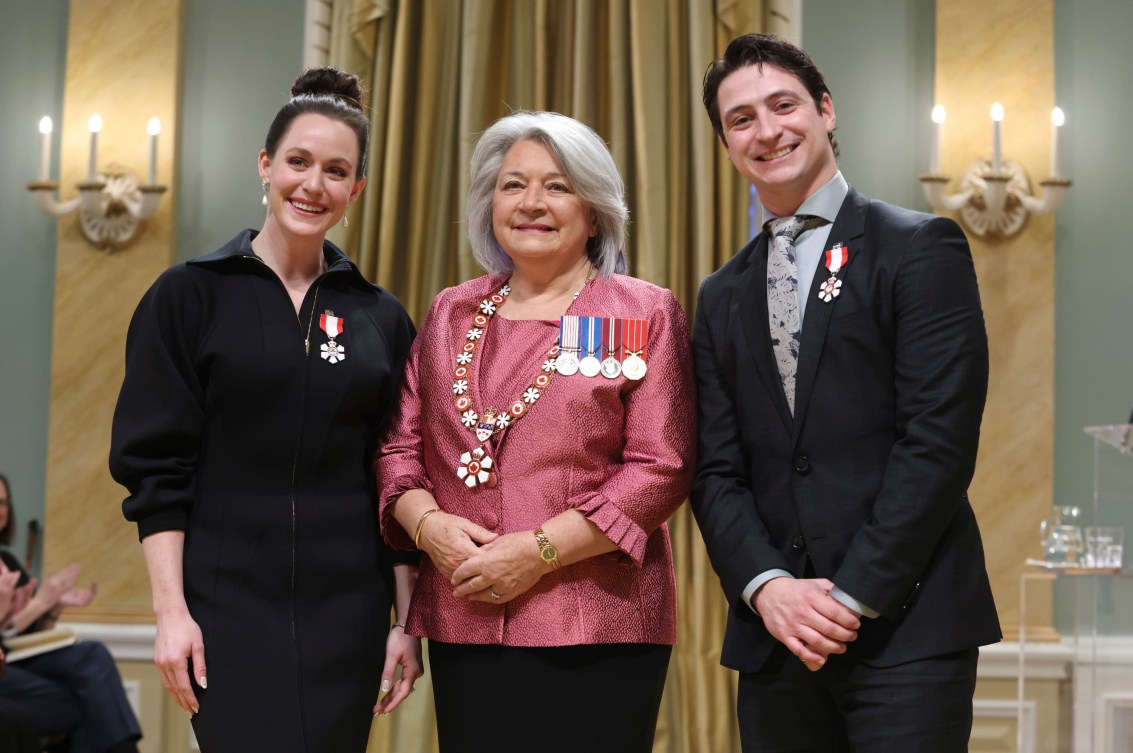 Tessa Virtue et Scott Moir en compagnie de la gouverneure générale du Canada Mary Simon. 