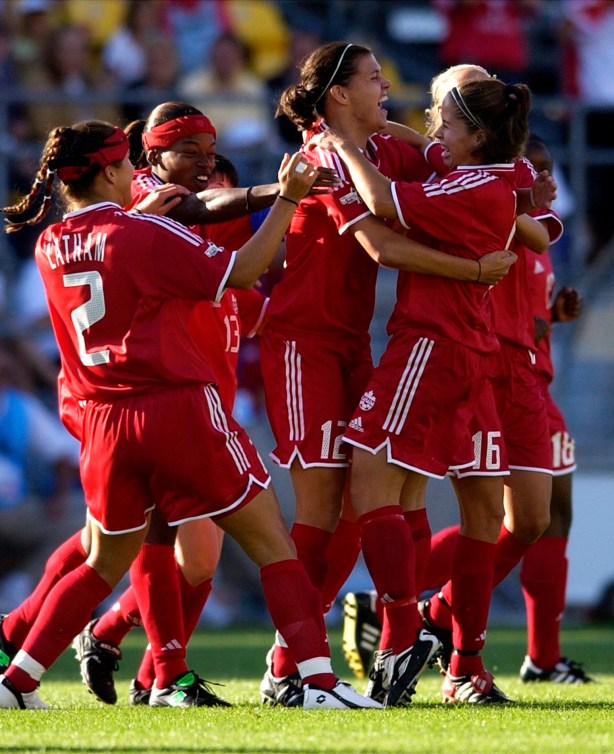  Christine Sinclair (12) célèbre avec ses coéquipières.