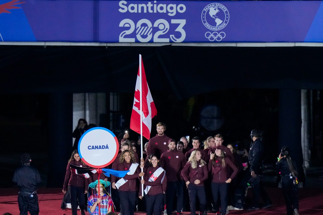 Les membres d'Équipe Canada, menés par les porte-drapeaux Brandie Wilkerson et Melissa Humana-Paredes.