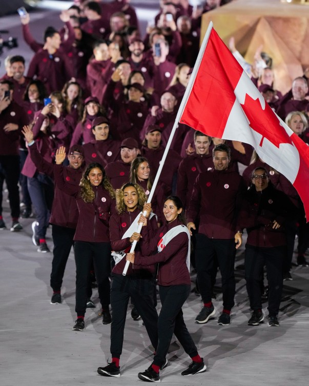 Les membres d'Équipe Canada, menés par les porte-drapeaux Brandie Wilkerson et Melissa Humana-Paredes, font leur entrée à la cérémonie d'ouverture 