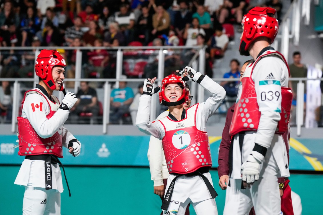 Tae-Ku Park, Braden Park et Marc-André Bergeron du Canada célèbrent leur victoire.