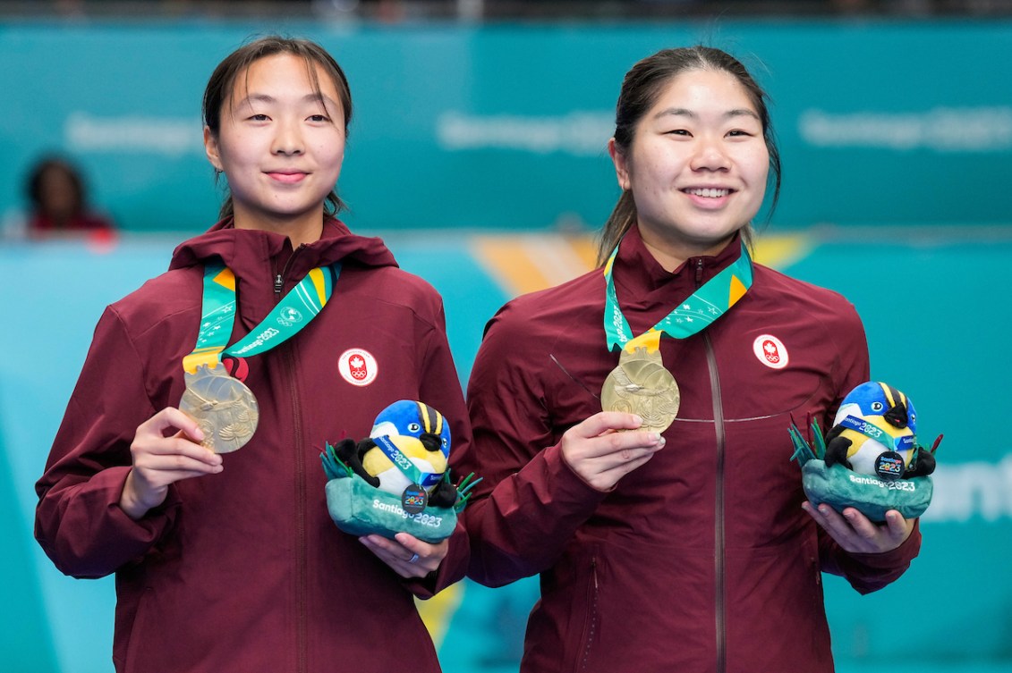 Catherine Choi et Josephine Wu posent avec la médaille d'or.