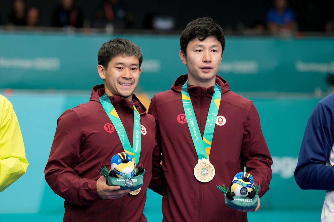 Nyl Yakura et Xingyu Dong avec leur médaille d'or au cou.