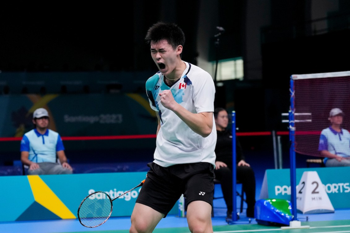 Brian Yang célèbre un point pendant un match de badminton. 
