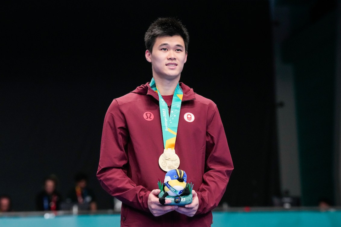 Brian Yang du Canada célèbre sa médaille d'or.