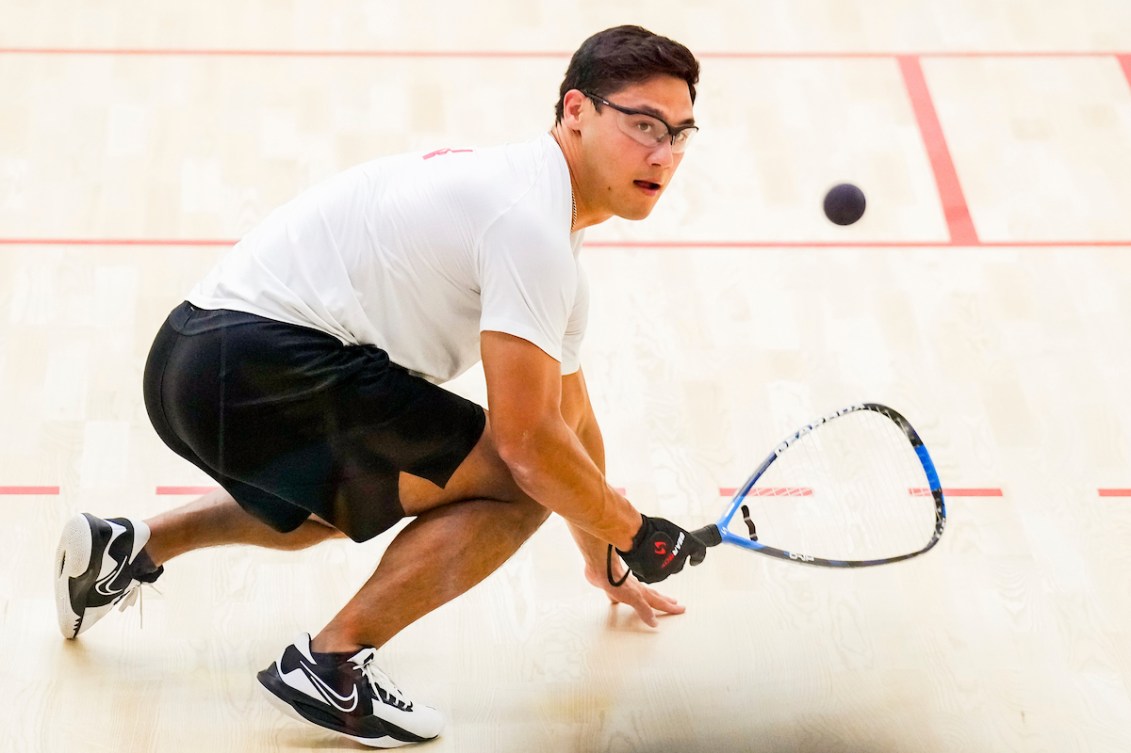 Coby Iwaasa prend part à un match de racquetball.