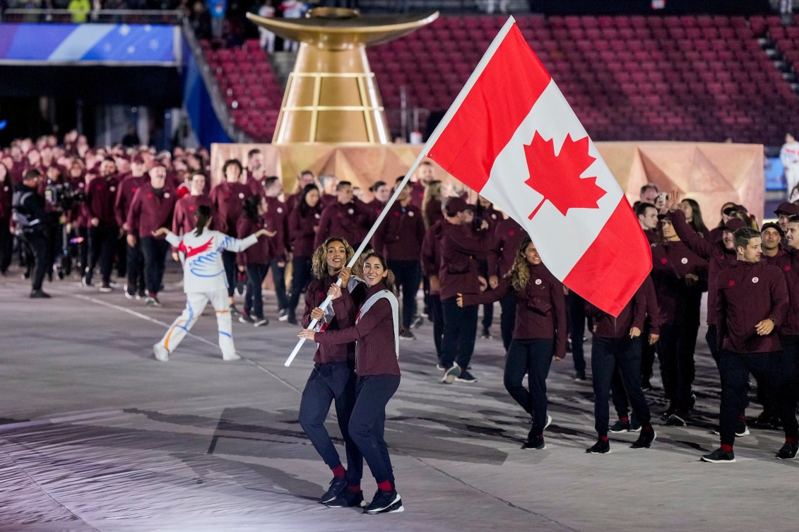 Les membres d'Équipe Canada, menés par les porte-drapeaux Brandie Wilkerson et Melissa Humana-Paredes, font leur entrée à la cérémonie d'ouverture.