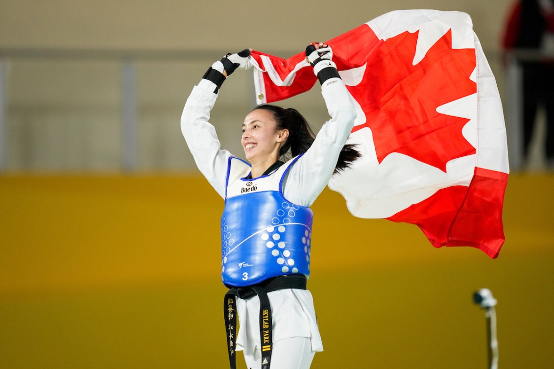 Skylar Park tient un drapeau canadien au bout de ses bras.