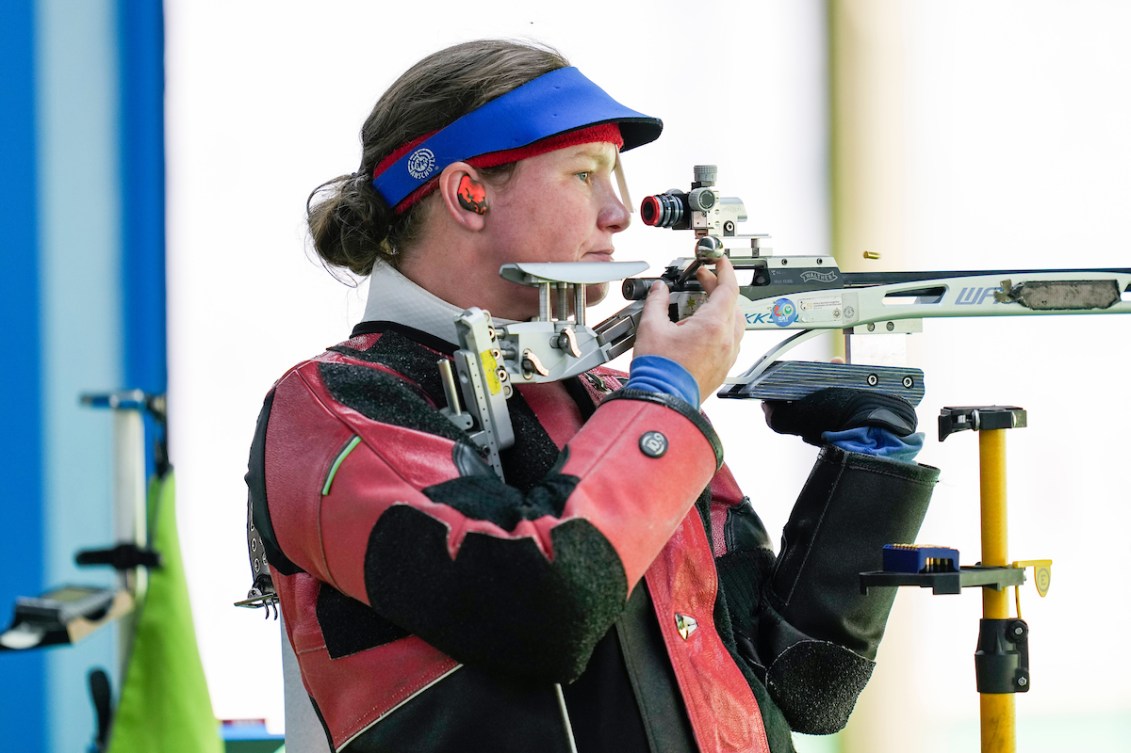 Shannon Westlake, do Canadá, compete na final do rifle feminino.