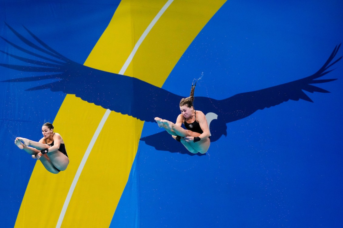 Mia Vallée et Pamela Ware du Canada participent à la finale féminine du 3 m synchronisé. 
