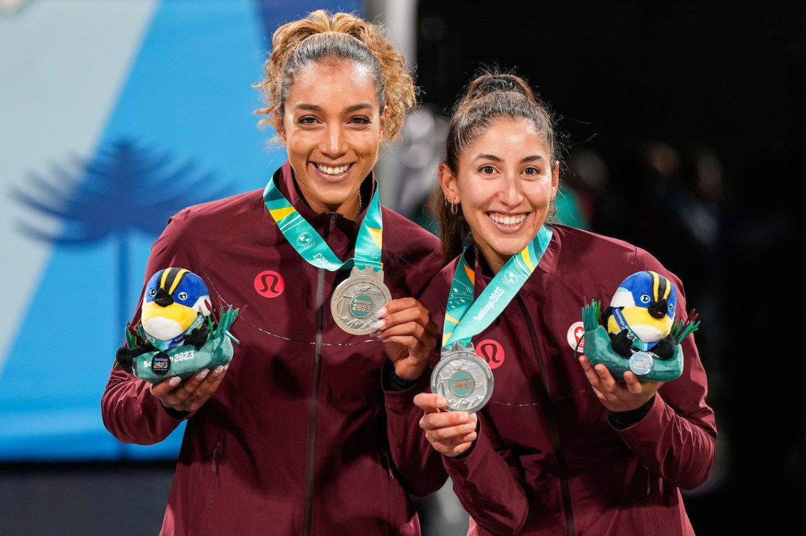 Brandie Wilkerson et Melissa Humana-Paredes posent avec leur médaille d'argent.