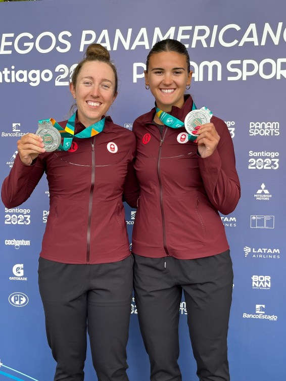 Abby Dent et Olivia McMurray posent avec leurs médailles d'argent des Jeux panaméricains de Santiago 2023.
