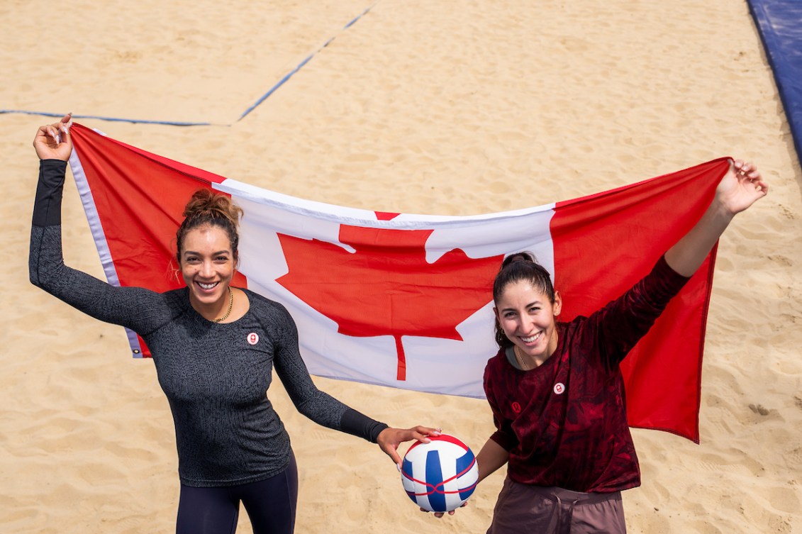 Brandie Wilkerson et Melissa Humana-Paredes tiennent un drapeau canadien derrière elles.