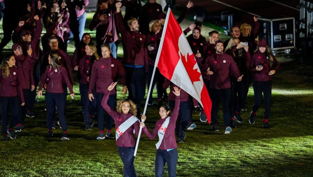 Les membres d'Équipe Canada, menés par les porte-drapeaux Brandie Wilkerson et Melissa Humana-Paredes.