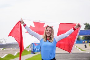 Molly Simpson tient un drapeau canadien à bout de bras.