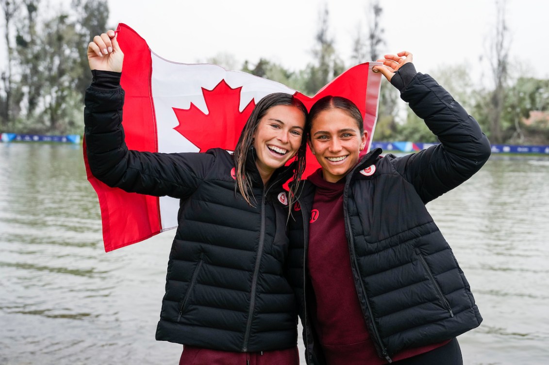 Paige Rini et Neilly Ross du Canada posent pour une photo avec le drapeau canadien derrière elles.