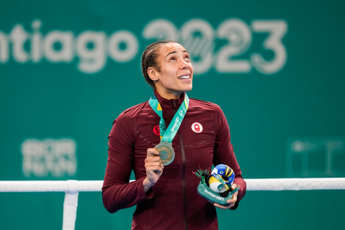 Tammara Thibeault sur le podium avec une médaille d'or. 