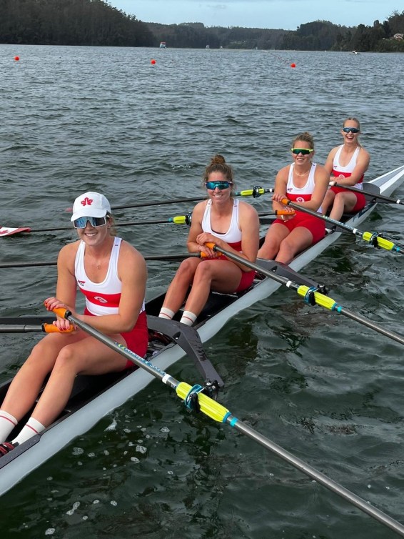 L'équipe canadienne du quatre de couple féminin aux Jeux panaméricains de Santiago 2023 posent pour la caméra lors qu'elles sont toutes assises dans leur embarcation.