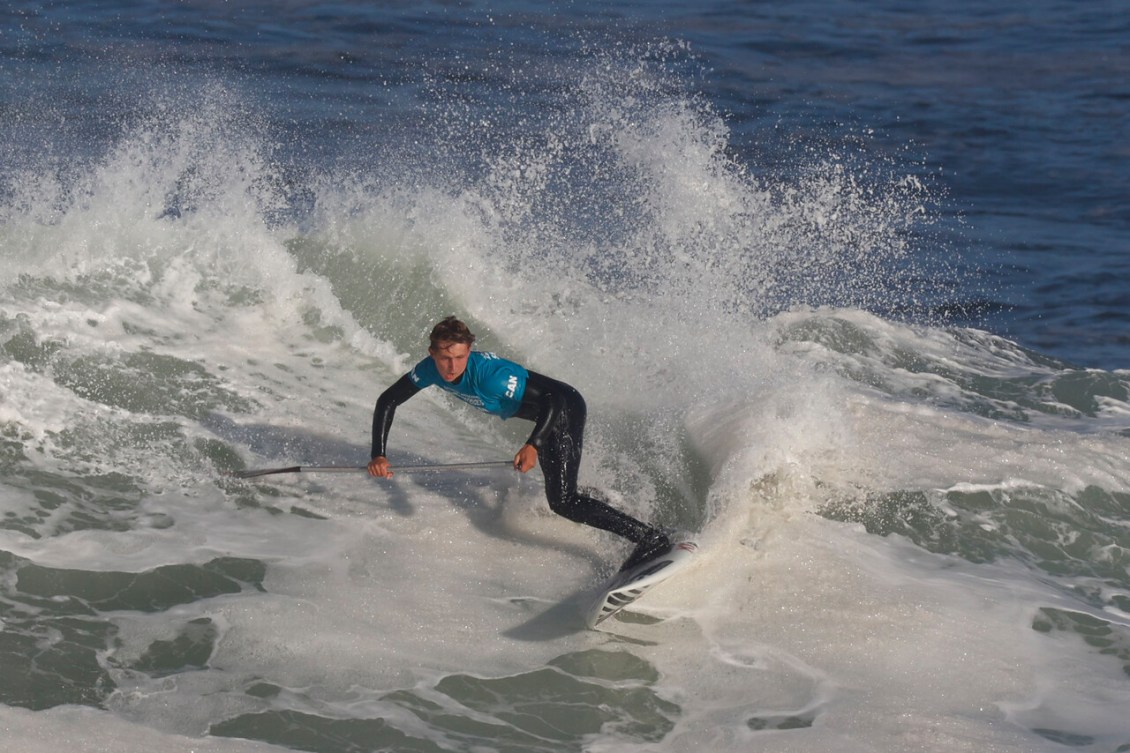 Finn Spencer surfe sur une vague.