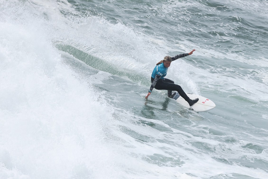 Sanoa Dempfle-Olin surfe sur une vague.