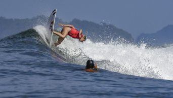Sanoa Dempfle-Olin sur l'eau en surf.