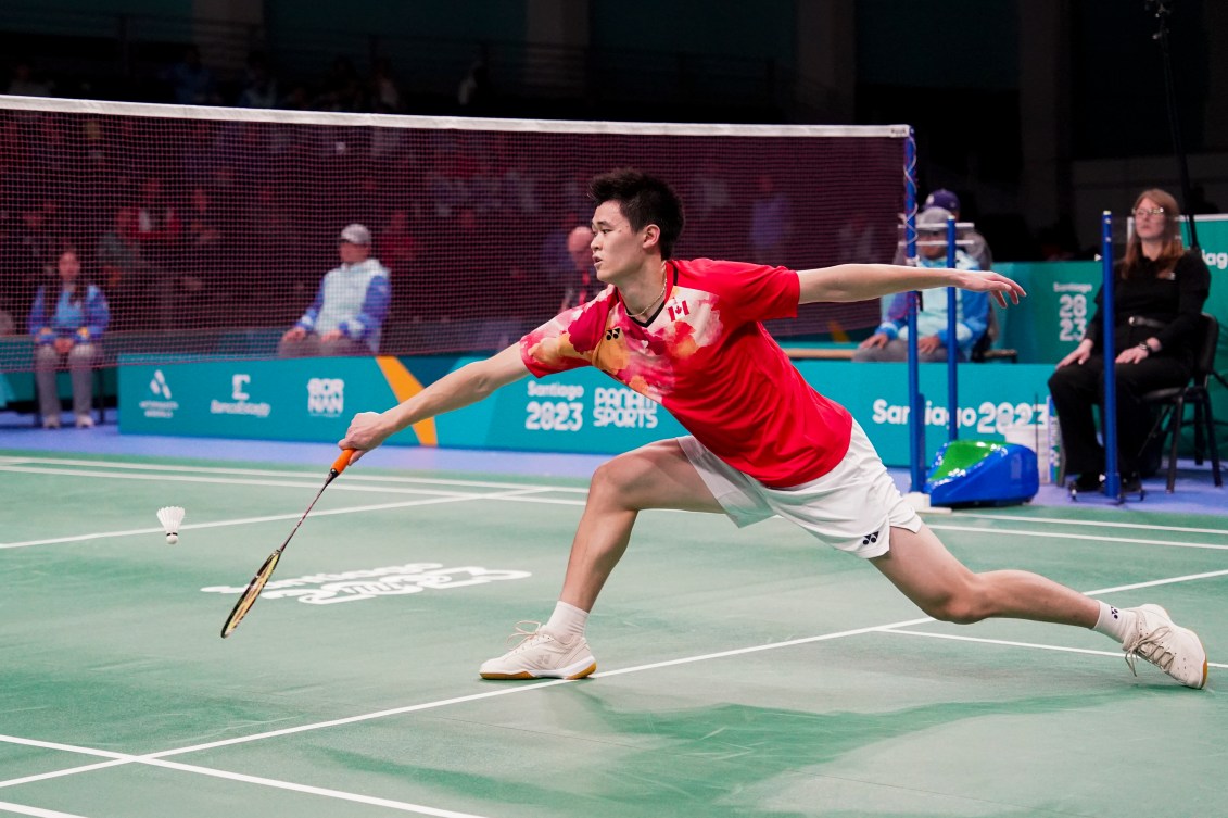 Un joueur de badminton effectue un lunge pour récupérer le volant.