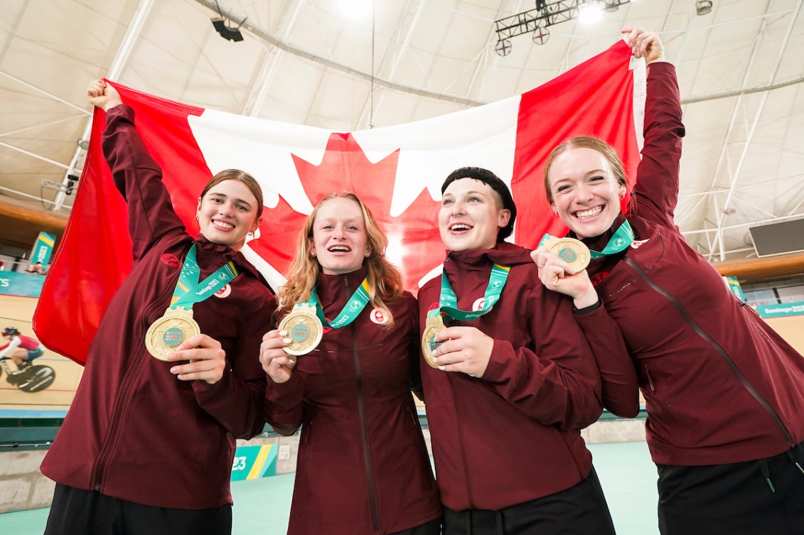 Kiara Lylyk, Fiona Majendie, Devaney Collier et Ruby West du Canada posent avec leur médaille d'or.