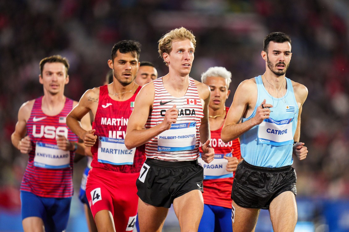 Des coureurs pendant une course de 5000 m.