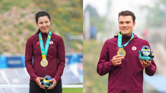 Les cyclistes Jennifer Ming Jackson et Gunnar Holmgren sur le podium avec leur médaille d'or acquise en vélo de montagne aux jeux panaméricains Santiago 2023