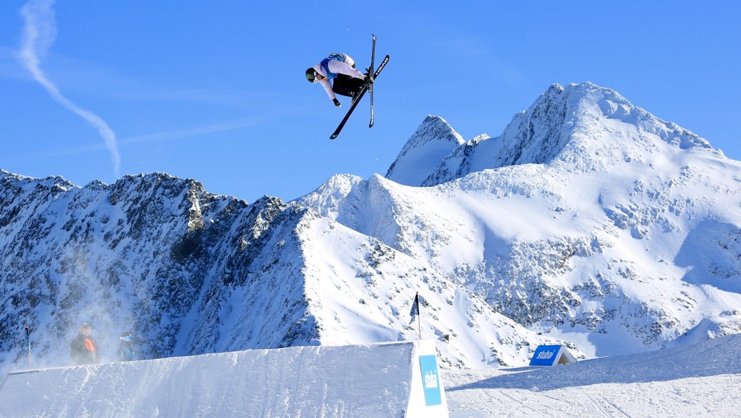 Un skieur dans les airs.