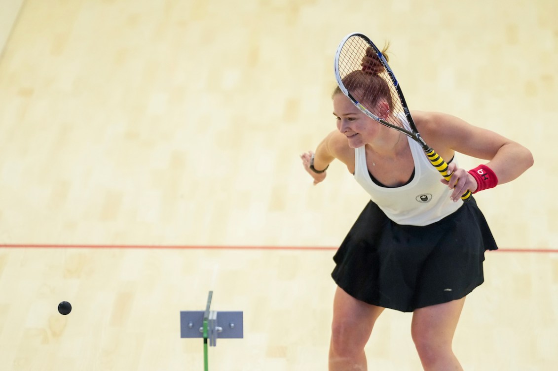 Hollie Naughton pendant un match de squash. 