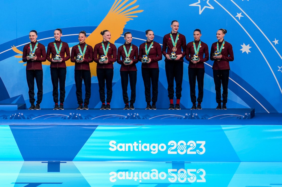 L'équipe canadienne de natation artistique pose ensemble avec leurs médailles.