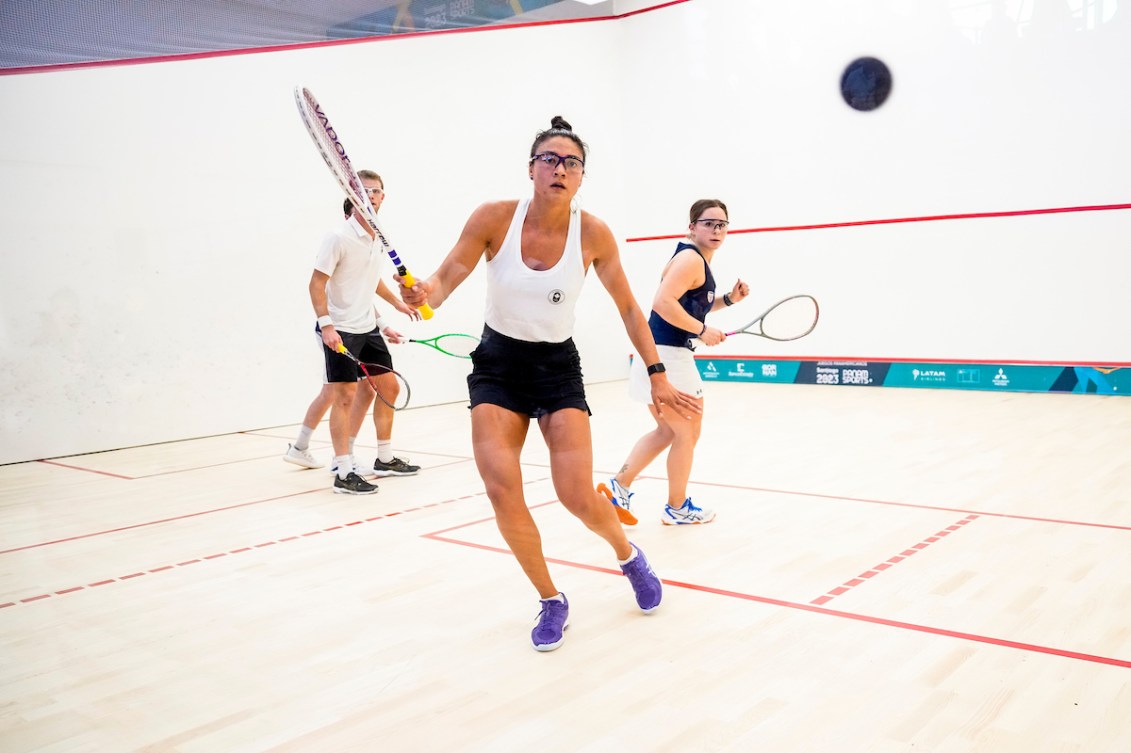 Nicole Bunyan en avant-plans, les yeux rivés sur la balle de squash.