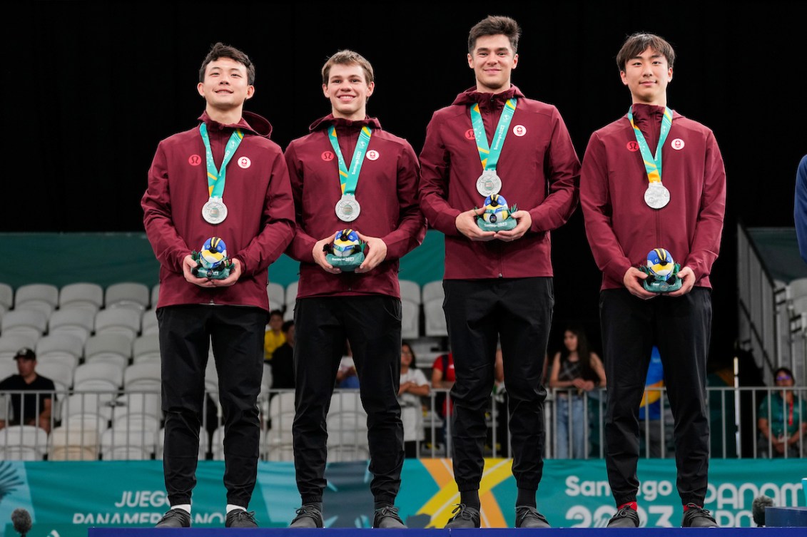 Maximilien van Haaster, Blake Broszus et Patrick Liu ainsi que le remplaçant Nicholas Zhang du Canada, posent pour une photo avec leurs médailles. 