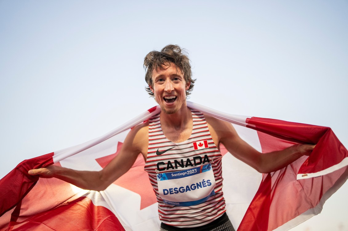 Jean-Simon Desgagnés avec le drapeau canadien après une course. 