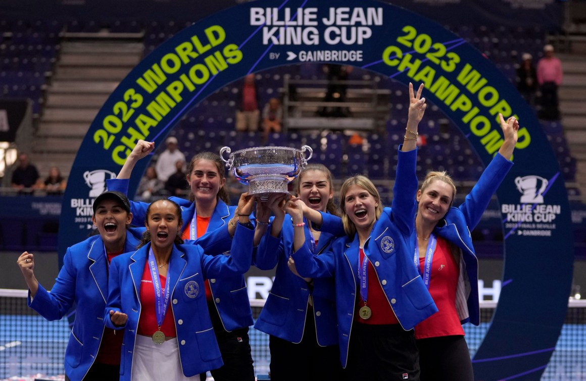 Les Canadienes posent avec le trophée de la Coupe Billie Jean King.
