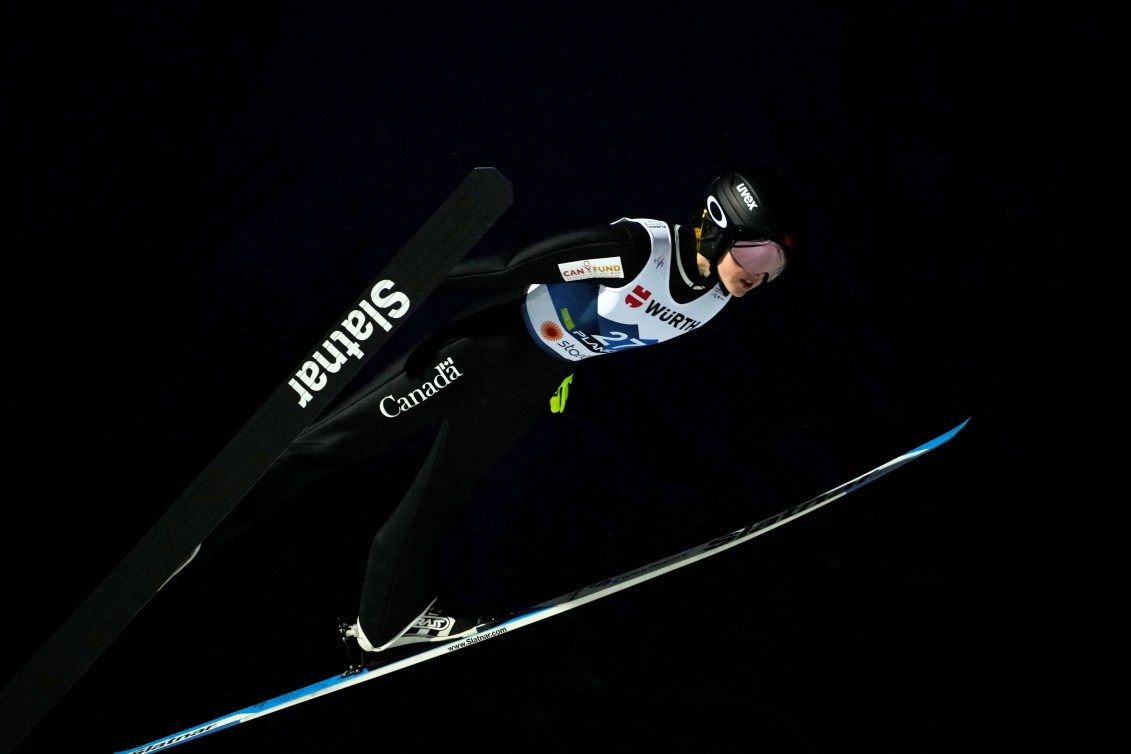 Alexandria Loutitt effectue un saut à ski. 