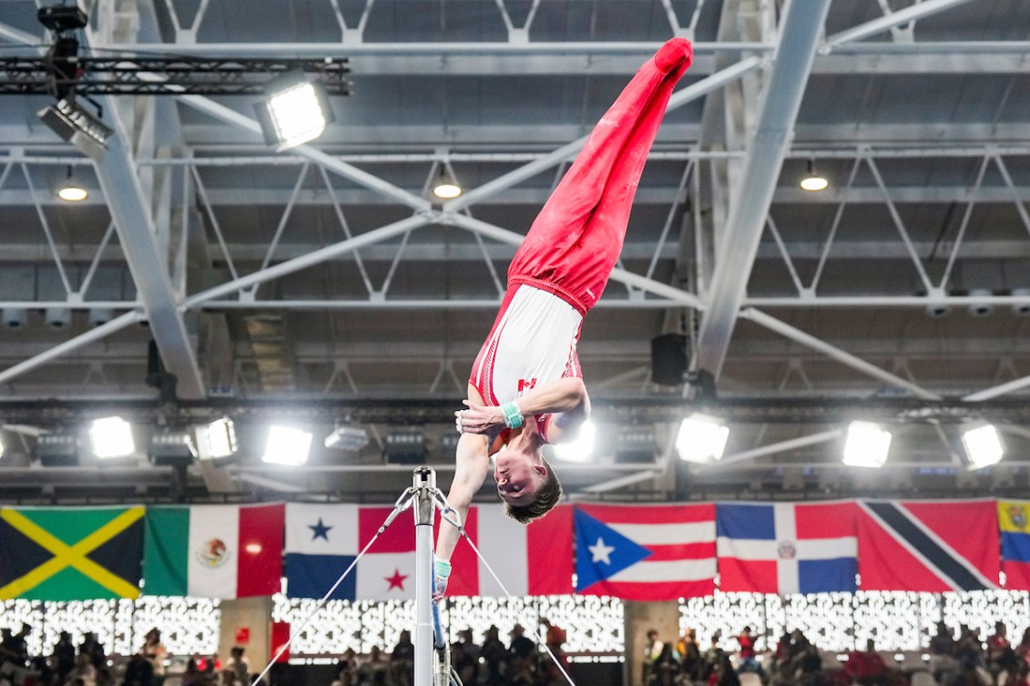 Félix Dolci pendant sa routine à la barre fixe. 